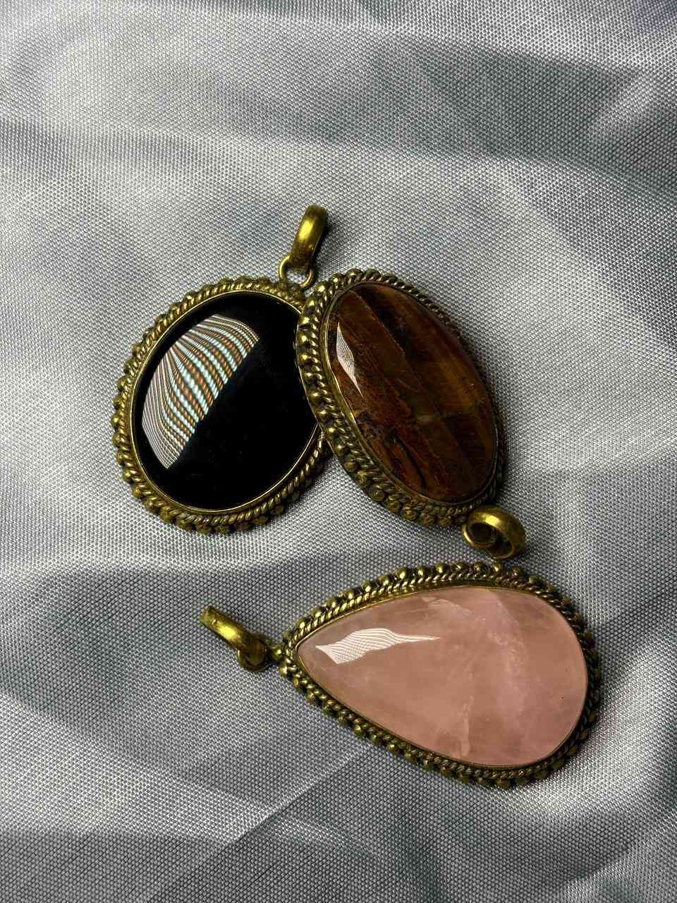 Gemstone pendant 